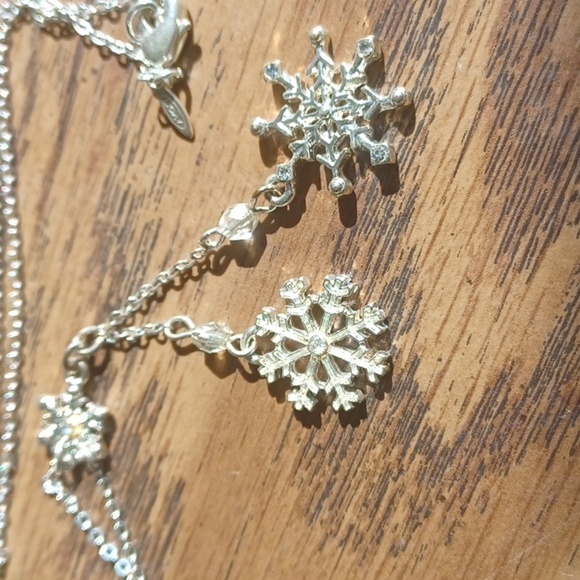 Retro Avon Snowflakes Lavalier Necklace, 16" silver plated. - Picture 3 of 4